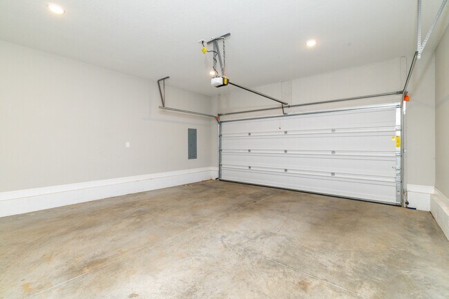 Building Photo - 7703 Honey Oaks Rd