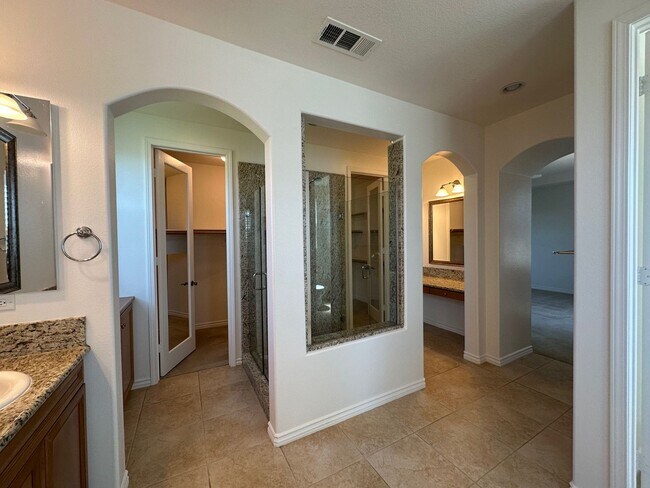 Building Photo - Stunning Executive home with loads of cust...