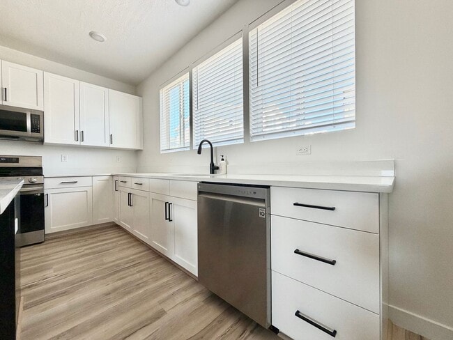 Building Photo - 3 Bed + 2.5 Bath Townhome w/ Garage, Storage & Dogs Allowed Near Jordan Landing