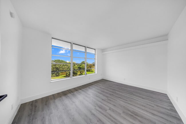 Building Photo - 3151 S Palm Aire Dr