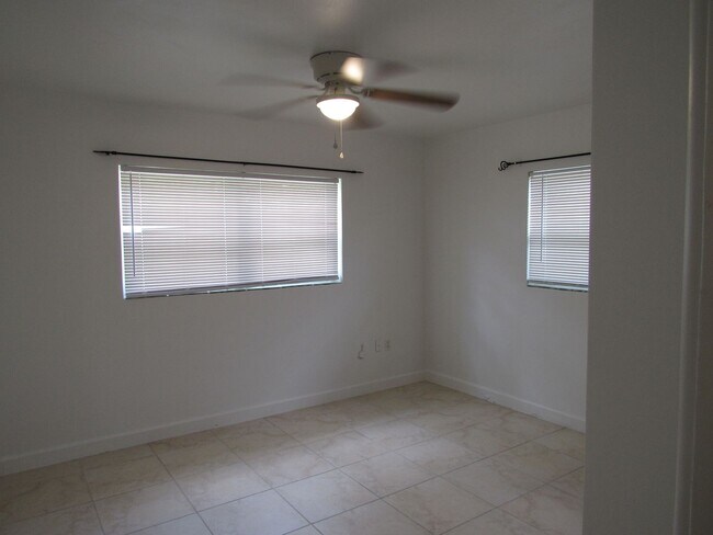 Building Photo - LOVELY 2 BEDROOM SINGLE FAMILY HOME IN CLE...
