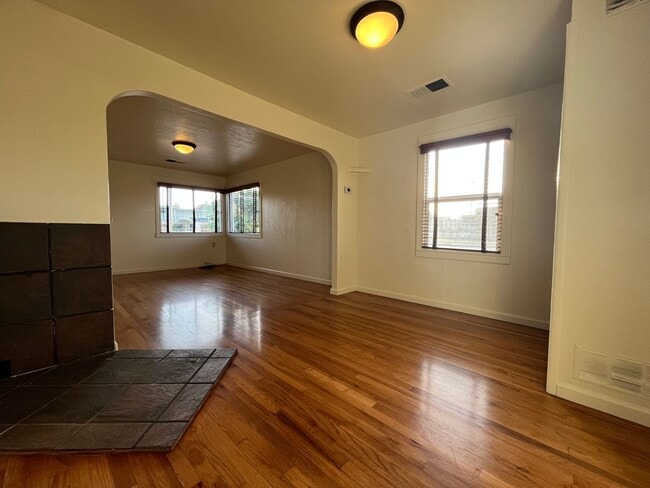 Building Photo - Pet Friendly! 2 Bed, 1 Bath Home with a Fu...