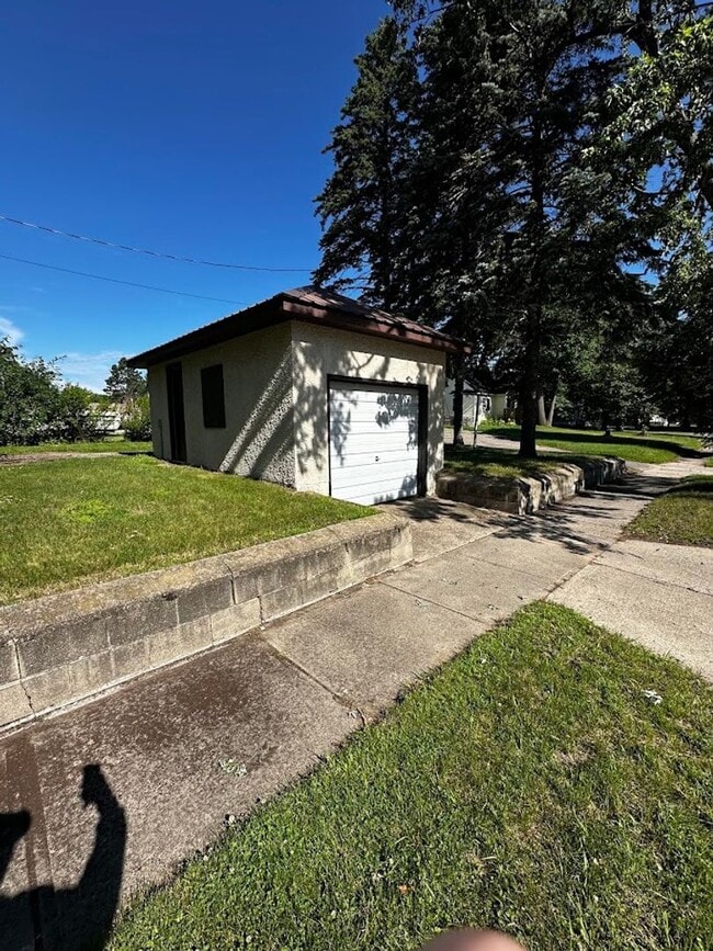 Building Photo - 3 Bedroom, 1 Bathroom Single Family Home - Staples