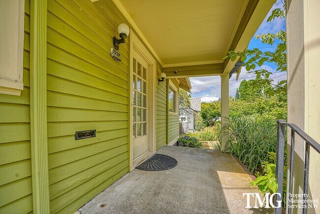 Building Photo - 3 BD SW Portland Home Near Multnomah Village
