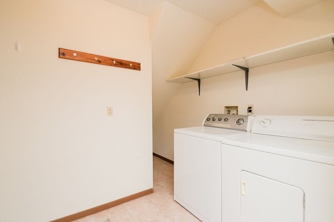 Building Photo - 2 bedroom / 1.5 bathroom Townhome in Chest...