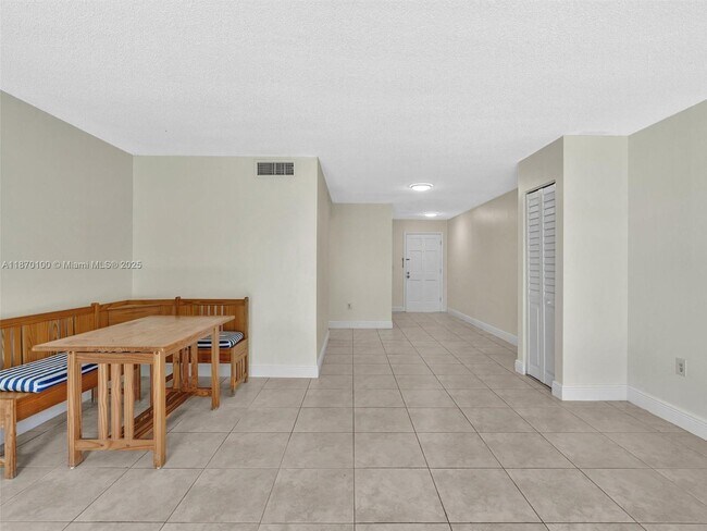 Building Photo - 9367 Fontainebleau Blvd