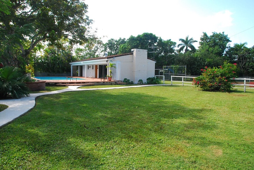 Building Photo - 6950 SW 77th Ave