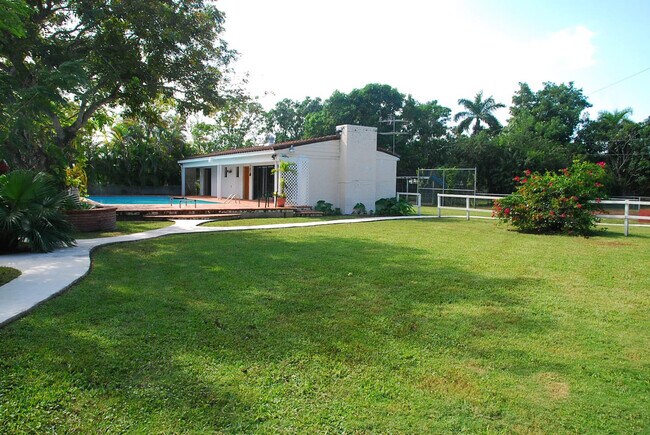 Building Photo - 6950 SW 77th Ave