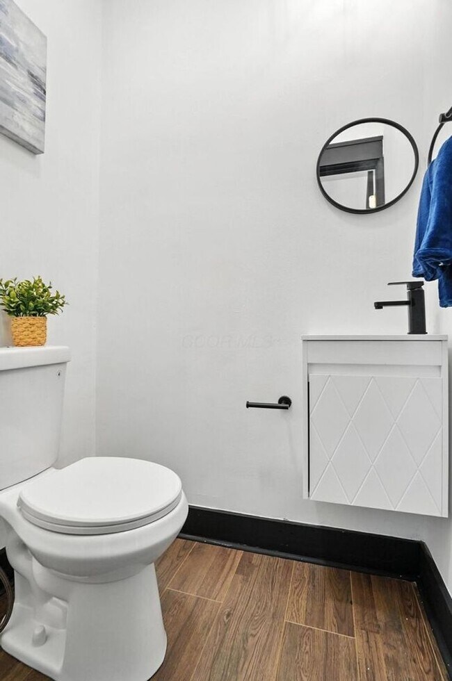 Building Photo - 887-889-889 E Livingston Ave