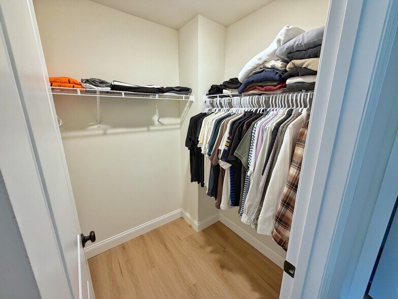 Walk-in closet - primary bedroom - closet 1 of 2 - 4977 Knotty Alder Dr