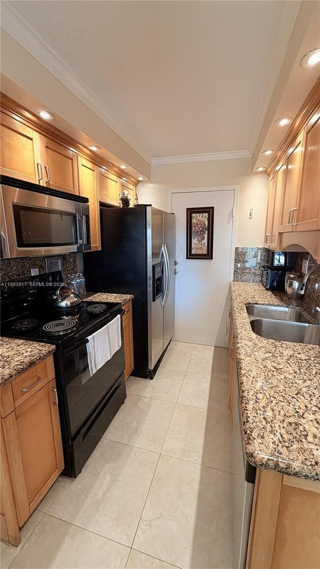 Building Photo - 900 NE 18th Ave