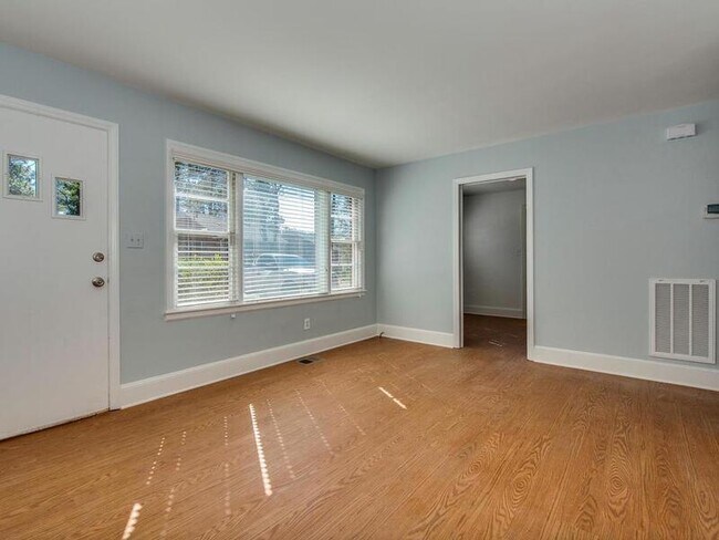 Building Photo - 943 Norland Rd