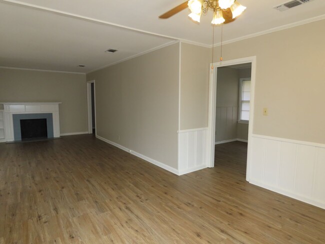 Building Photo - Cozy 2 Bedroom Home