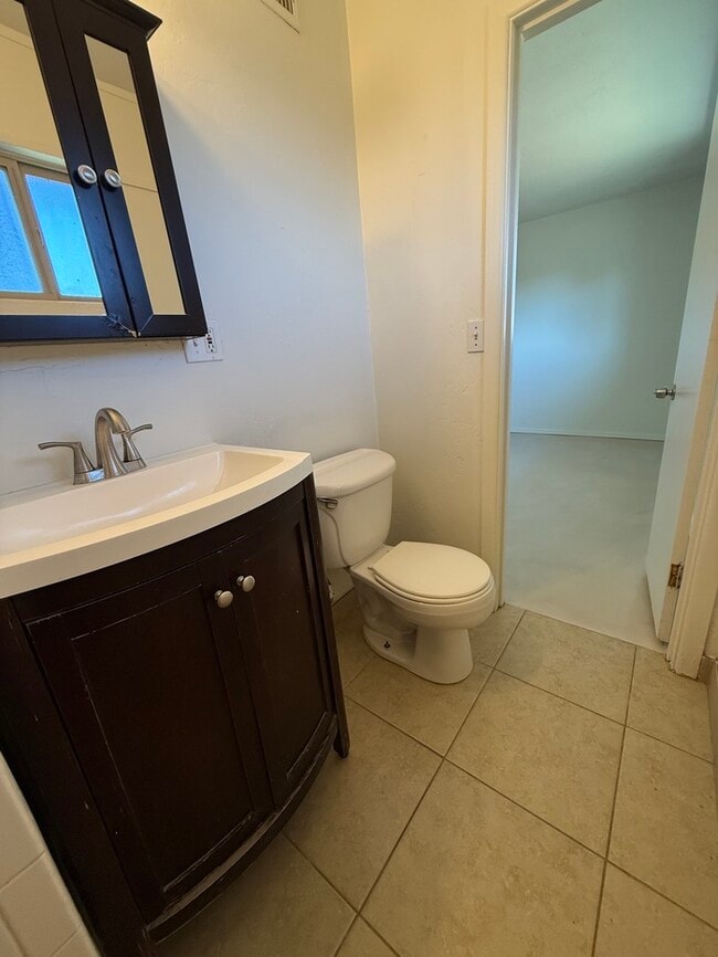 Building Photo - House For Rent