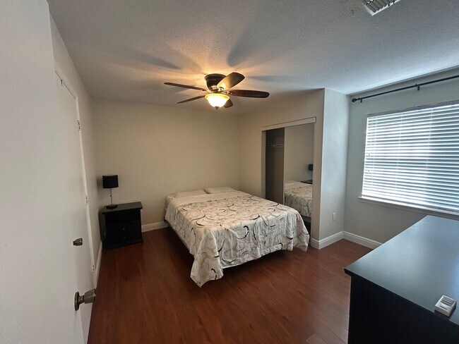 Building Photo - 2/2 Windsor Park Condo