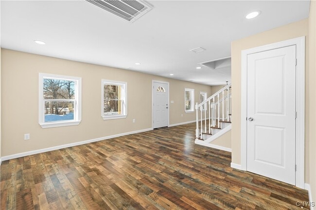 Building Photo - 9614 Maple Ave