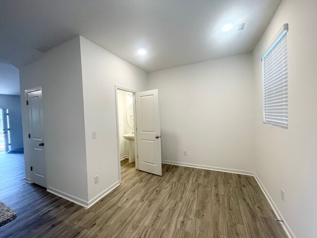 Building Photo - Charming 3-Bedroom Townhome Near Jack Alexander Blvd - APRIL MOVE IN SPECIAL