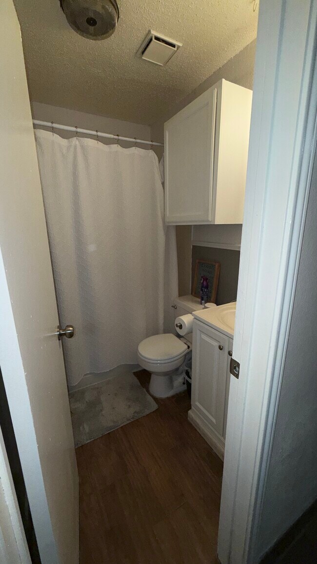 Building Photo - 1610 Mona Dr