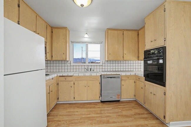 Building Photo - Rare 3 Bed, 2 Bath Home in Upper Seaside Cul-de-Sac with Spacious Yard