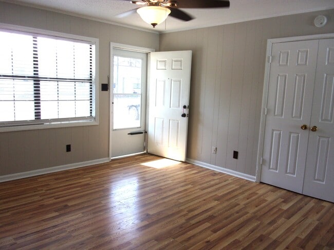 Building Photo - 1823 India Hook Rd