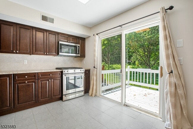 Building Photo - 6-06 Cross Meadows