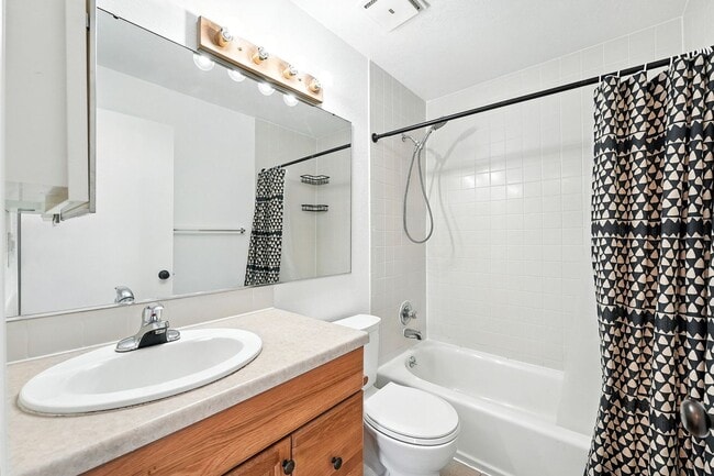 Building Photo - Spacious Tri-Level Home on Corner Lot – Av...