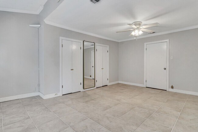 Building Photo - 112 Cloverleaf Ave