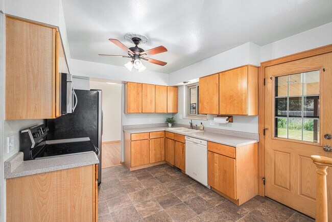 Building Photo - Spacious 5 Bedroom in the Heart of Littleton!