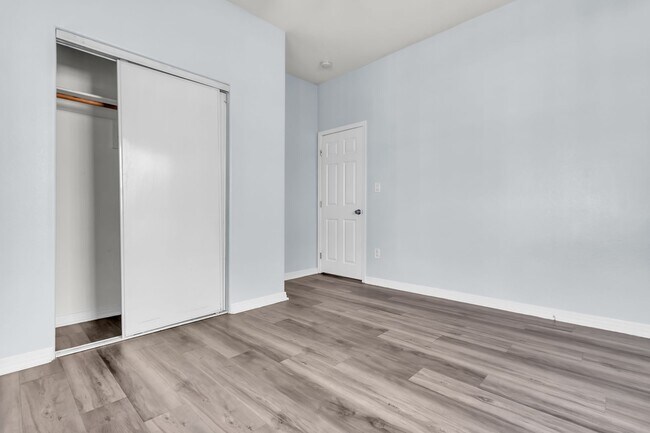 Building Photo - 640 E 54th St