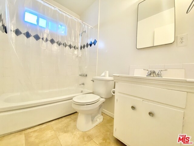 Building Photo - 2554 N Beachwood Dr