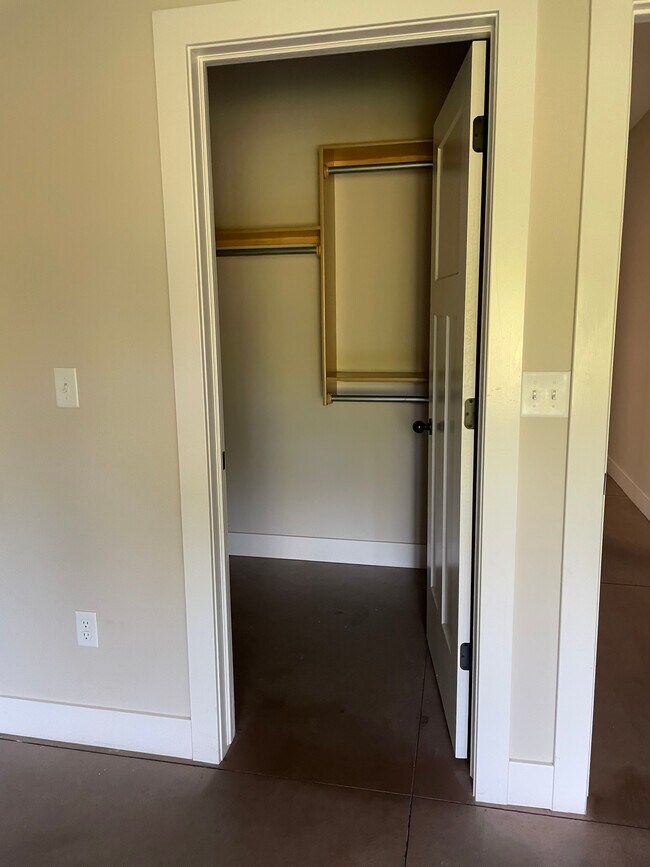 Building Photo - 4833 N Hillside Ct