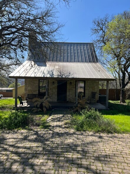 Primary Photo - 813 W Bluebonnet Dr