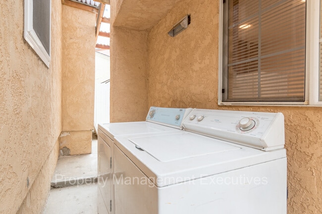 Building Photo - Smaller 2 Bedroom, 1 Bath Duplex Unit with Garage & Washer/Dryer Hook-Ups