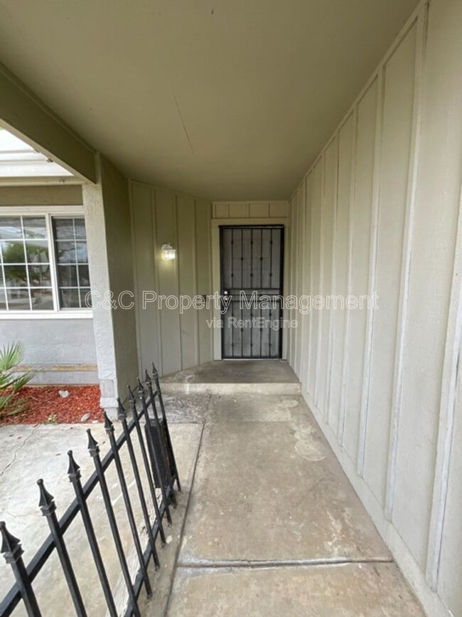Building Photo - 3872 Tiverton Dr