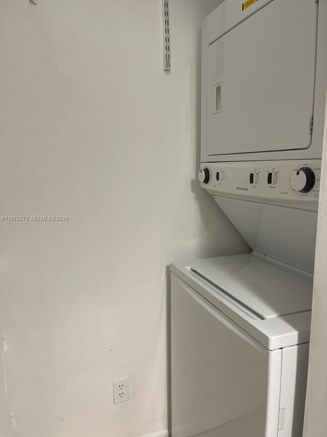 Building Photo - 770 Claughton Island Dr