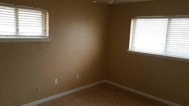 Building Photo - 5816 Blackhawk Dr