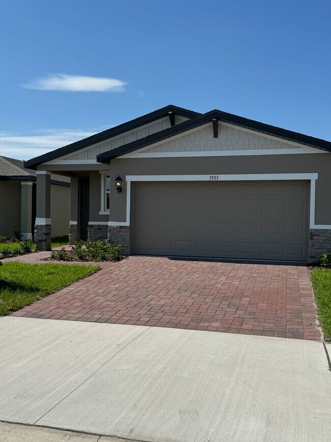 Building Photo - 3 Bedroom 2 Bath with Double Car Garage in Poinciana!