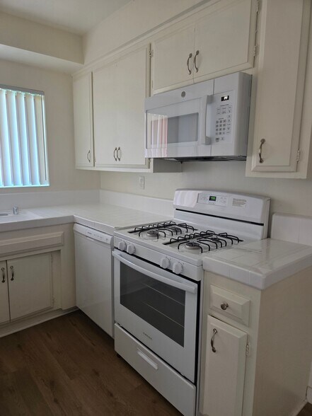 Building Photo - 14335 Burbank Blvd