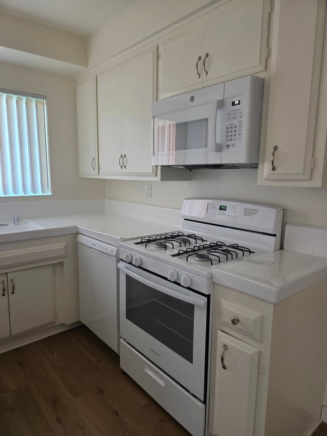 Building Photo - 14335 Burbank Blvd