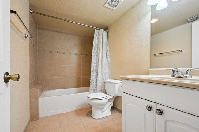 Building Photo - 2 Bedroom townhome in Denver