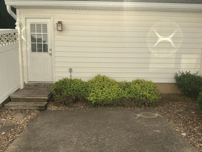 Building Photo - Beautiful 3 Bedroom, 2.5 Bath Townhouse in...