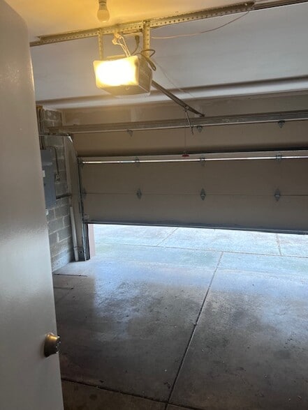 Building Photo - 7256 N Rogers Ave