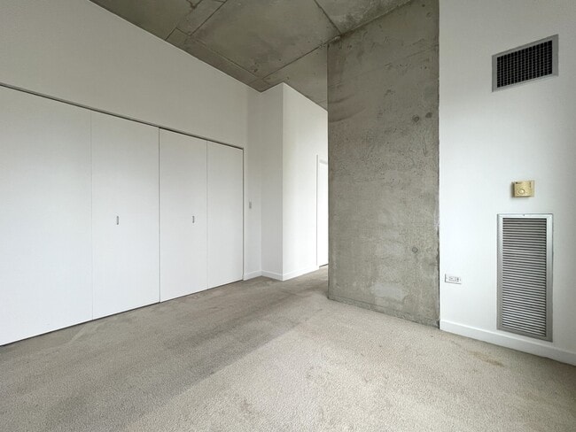 Building Photo - 235 W Van Buren St
