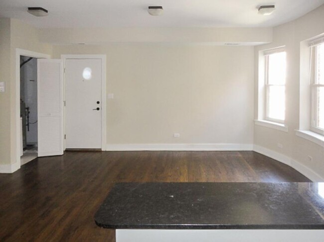 Building Photo - 1 bedroom in Chicago IL 60640