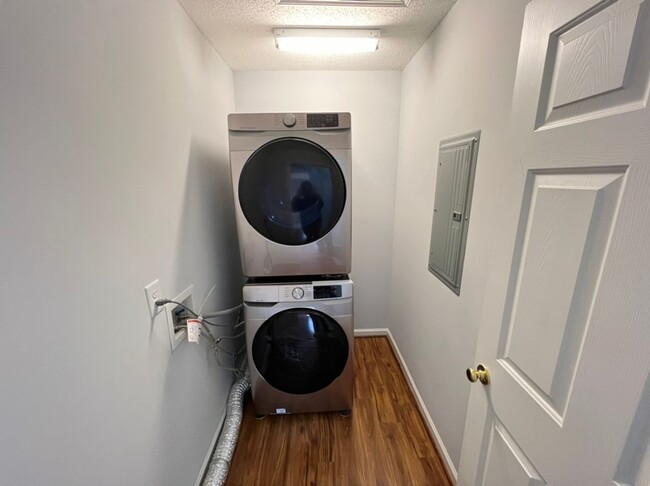 Building Photo - Cute 2 Bedroom Townhouse in Chapel Hill