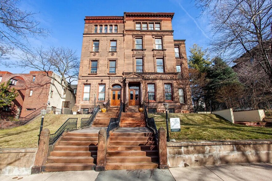 Building Photo - 2213 Green St