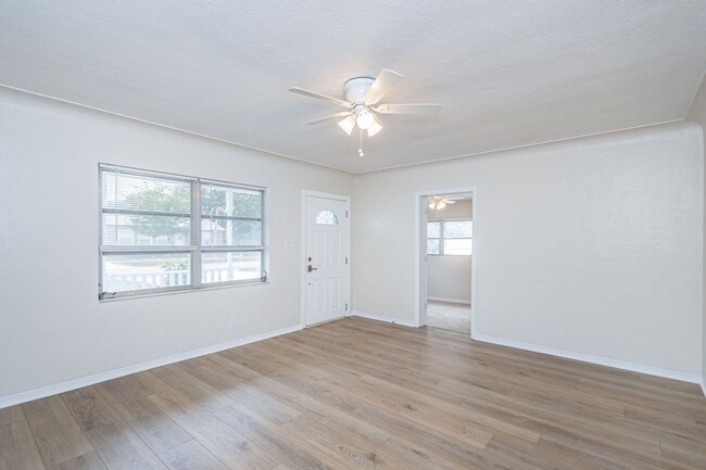 Building Photo - Central Gulfport - 3 Bedroom 2 Bath Home