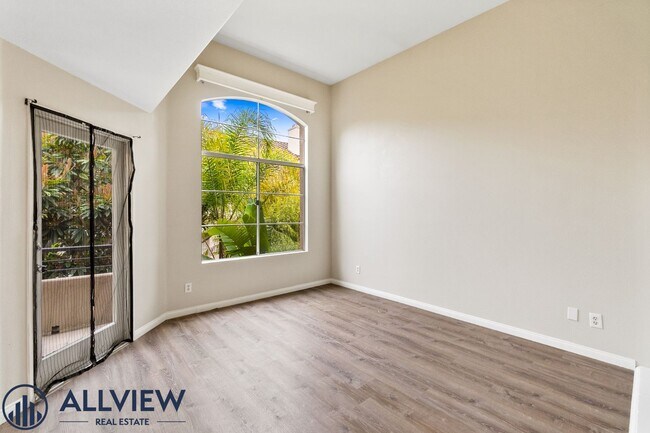 Building Photo - Updated 3 Bed, 2.5 Bath Home Available in ...