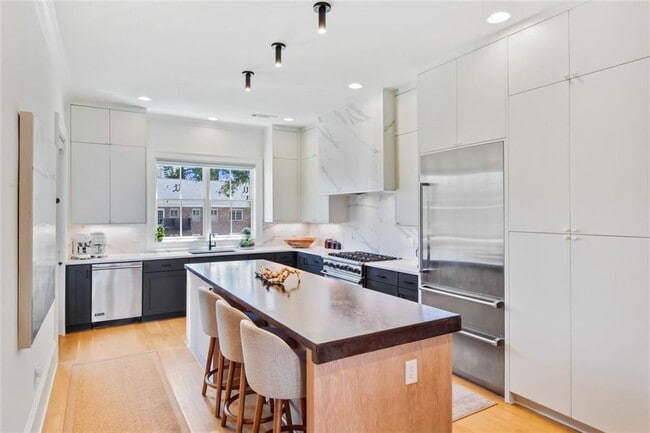 Building Photo - Prime Residence with fabulous amenities in the heart of Buckhead