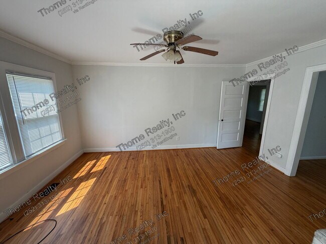 Building Photo - 2233 Oak Dr